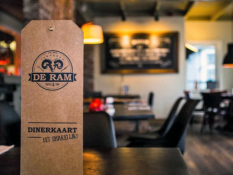 Dinerkaart van Jonkheer de Ram op een tafel in het restaurant